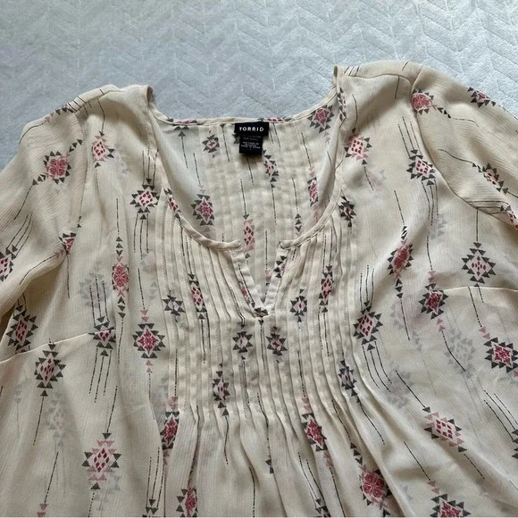 Torrid 3/4 Sleeve Sheer Mesh Tunic Blouse Cream Floral Pattern Size‎ 1X - Picture 3 of 8